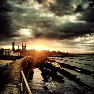 The origins of the Pier Walk are veiled in obscurity though most people believe it was started to commemorate the heroism of John Honey, a student of the university. In 1800 he rescued five men from a ship sinking in St Andrews Bay. Five times he swam out and each time he returned with a rescued man. 