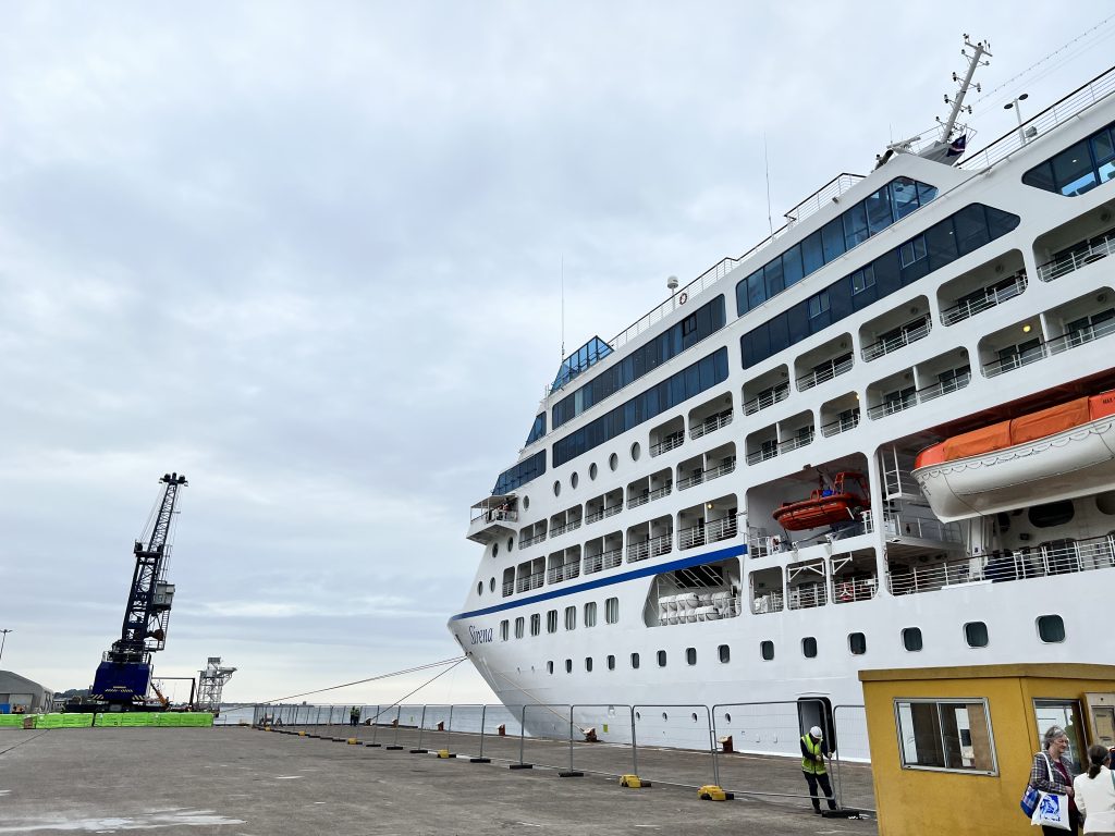 Dundee cruise ship docks port